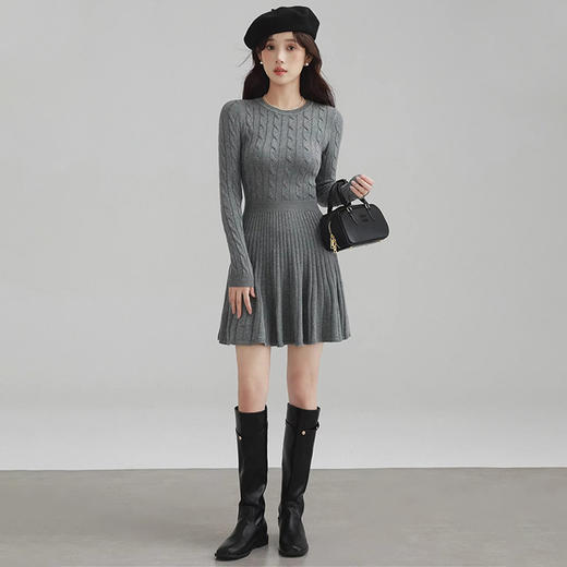 西遇长袖针织连衣裙女秋季新款复古圆领麻花收腰显瘦长裙SS051576 商品图3