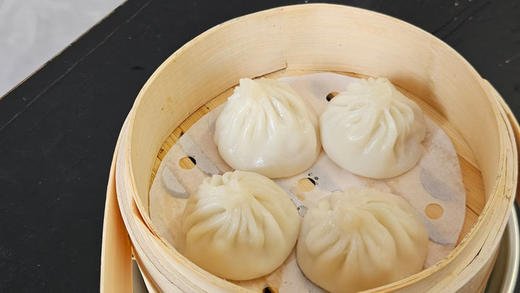 【风味人间】定制款黑猪肉小笼灌汤包 无抗新鲜黑猪腿肉 面皮筋道、肉馅丰富、汤汁饱满 一咬一包汤，满口生津，滋味绝美 商品图3