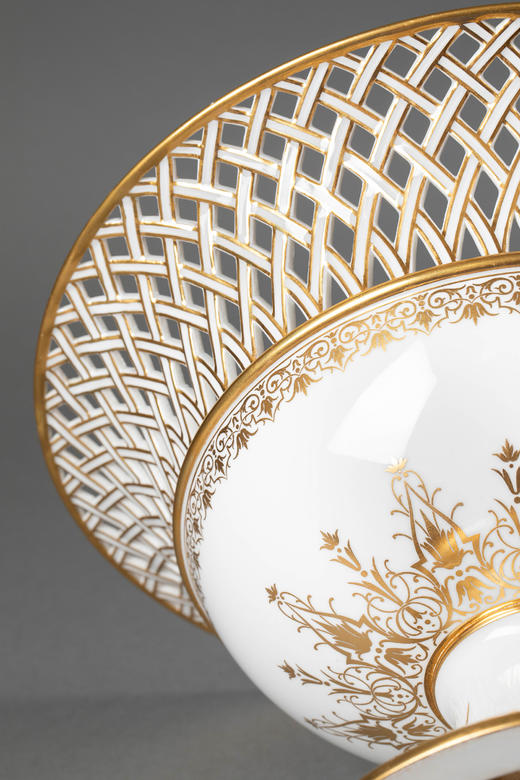 独角鹿西洋古董1856-1868年代法国御窑塞弗尔出品卷叶藤蔓纹手绘描金装饰镂雕白釉瓷质花果樽 商品图2