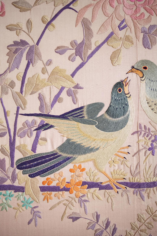 【已售】独角鹿西洋古董19世纪末中国清代出品「雀舞蝶飞」传统东方花鸟主题粉地粤绣挂屏 商品图4