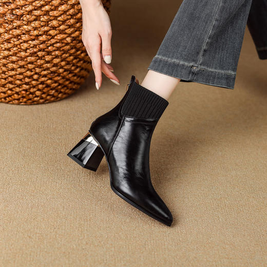 【预售5天】复古牛皮针织弹力口粗跟短靴女秋冬新款尖头高跟切尔西短筒时装靴XME&898-755 商品图3