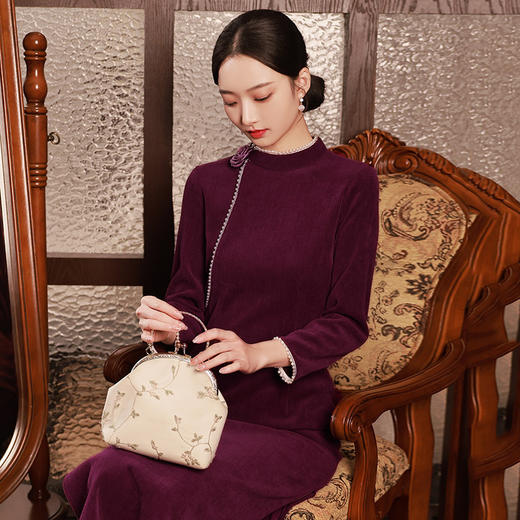 秋冬款紫色侧领新中式长款改良旗袍SC18060-1 商品图1