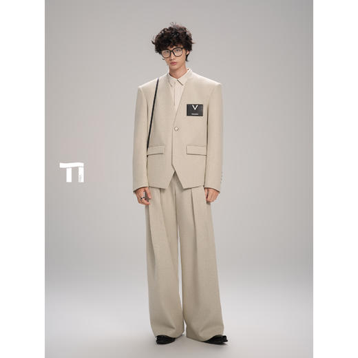 启世录TIWILLTANG“薄暮徽记”无领廓形皮标西装 商品图3