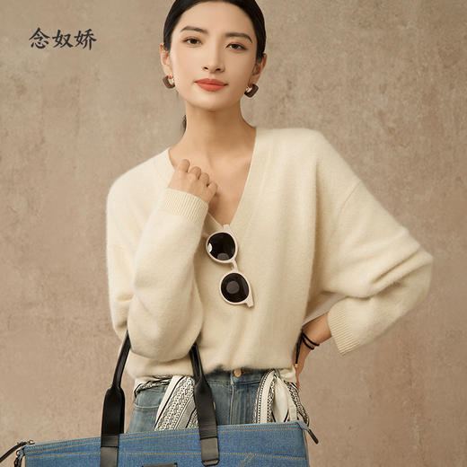【商场同款】CNK5038 “ 软糯糯毛衫 ”  触感治愈触感柔软细腻 V领米白色毛衫 商品图3