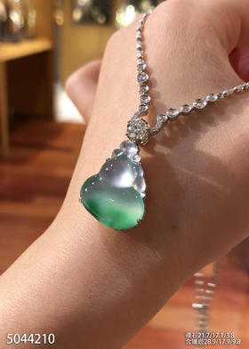 玻璃种飘翠葫芦吊坠【5044210】具体价格微信咨询