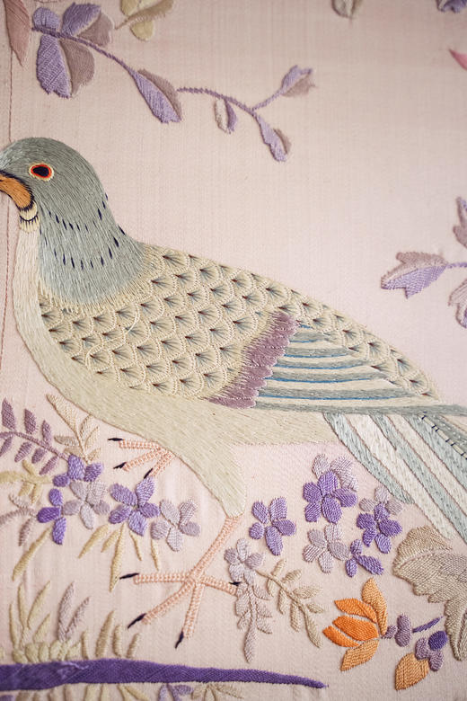 【已售】独角鹿西洋古董19世纪末中国清代出品「雀舞蝶飞」传统东方花鸟主题粉地粤绣挂屏 商品图5