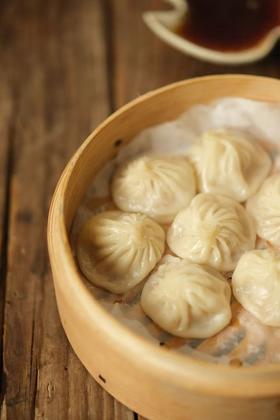 【风味人间】定制款黑猪肉小笼灌汤包 无抗新鲜黑猪腿肉 面皮筋道、肉馅丰富、汤汁饱满 一咬一包汤，满口生津，滋味绝美