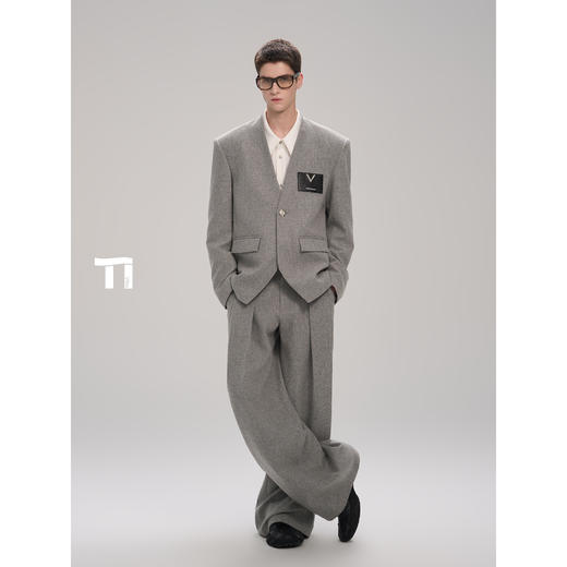 启世录TIWILLTANG“薄暮徽记”无领廓形皮标西装 商品图0