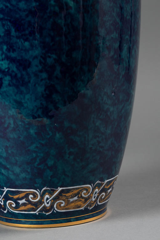 独角鹿西洋古董1884-1885年代法国御窑塞弗尔出品古典卷叶纹手绘描金装饰变彩蓝绿釉花瓶 商品图4