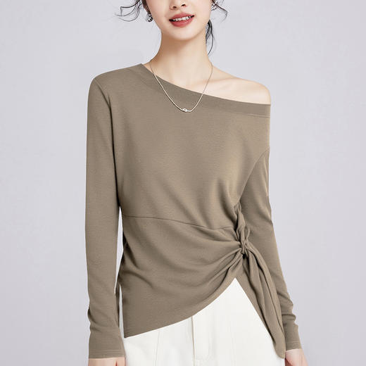 「自j」全新升级【铂金会员119/天猫159/差价40】(45508)洛诗琳一字肩长袖T恤2025秋季不规则开叉收腰打底衫上衣 商品图3