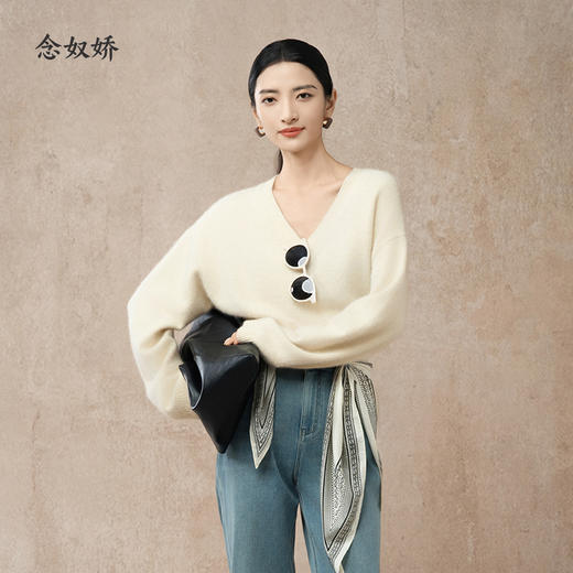 【商场同款】CNK5038 “ 软糯糯毛衫 ”  触感治愈触感柔软细腻 V领米白色毛衫 商品图10