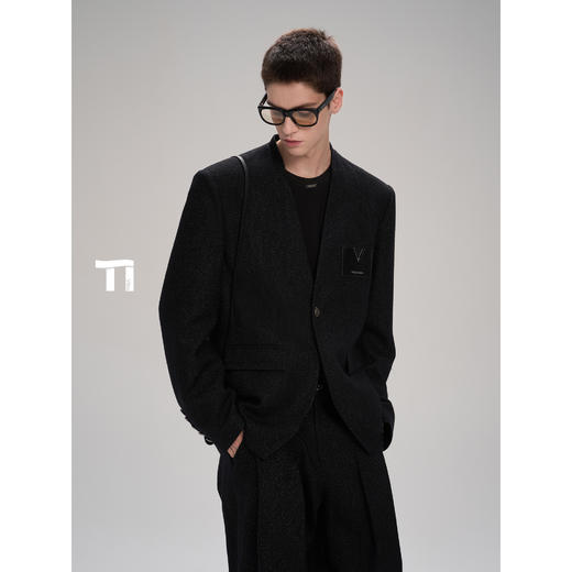 启世录TIWILLTANG“薄暮徽记”无领廓形皮标西装 商品图1