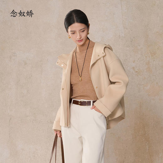 【商场同款】CNC5012 “ 轻氧短大衣 ” 羊毛蚕丝混纺触感细腻高级 驼色连帽短大衣 商品图0