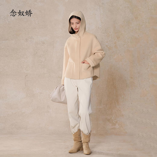 【商场同款】CNC5012 “ 轻氧短大衣 ” 羊毛蚕丝混纺触感细腻高级 驼色连帽短大衣 商品图8