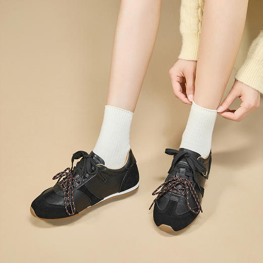 西遇平底德训鞋女新款秋季复古美拉德皮带扣休闲鞋咖色运动鞋V0057226 商品图2