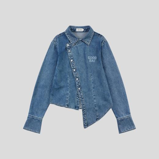 GOODBAI 粗体logo印花翻领斜襟不规则下摆收腰长袖牛仔衬衫 商品图2