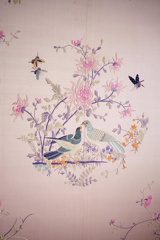 【已售】独角鹿西洋古董19世纪末中国清代出品「雀舞蝶飞」传统东方花鸟主题粉地粤绣挂屏 商品图2