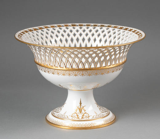 独角鹿西洋古董1856-1868年代法国御窑塞弗尔出品卷叶藤蔓纹手绘描金装饰镂雕白釉瓷质花果樽 商品图0