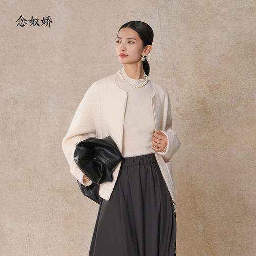 【商场同款】CNC5027  “ 元气短大衣 ” 纯羊毛圈圈呢面料 触感柔软高级 圆领米白短大衣 商品图4