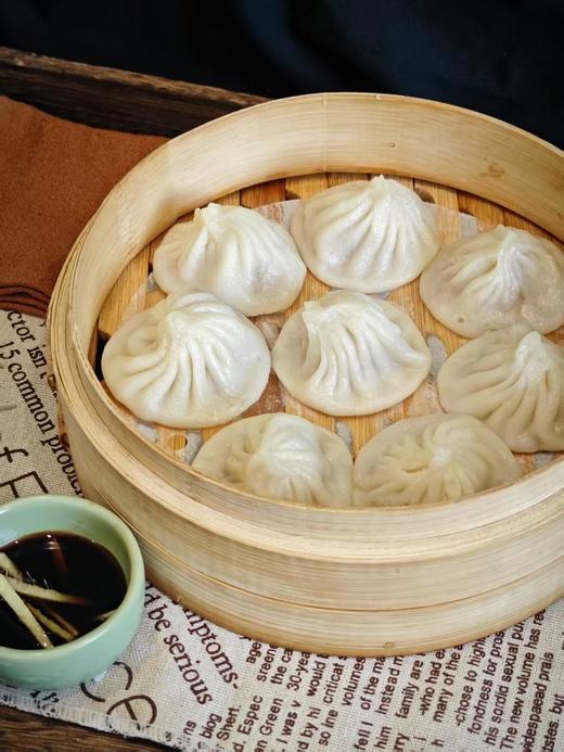 【风味人间】定制款黑猪肉小笼灌汤包 无抗新鲜黑猪腿肉 面皮筋道、肉馅丰富、汤汁饱满 一咬一包汤，满口生津，滋味绝美 商品图1