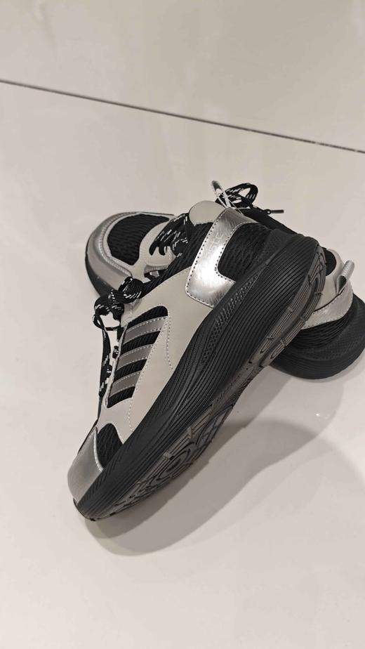 582317新款 超轻舒适养脚 黑银休闲鞋 商品图3