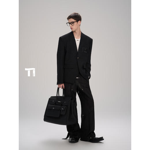 启世录TIWILLTANG“薄暮徽记”无领廓形皮标西装 商品图2