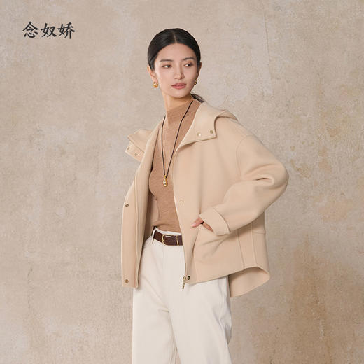 【商场同款】CNC5012 “ 轻氧短大衣 ” 羊毛蚕丝混纺触感细腻高级 驼色连帽短大衣 商品图4