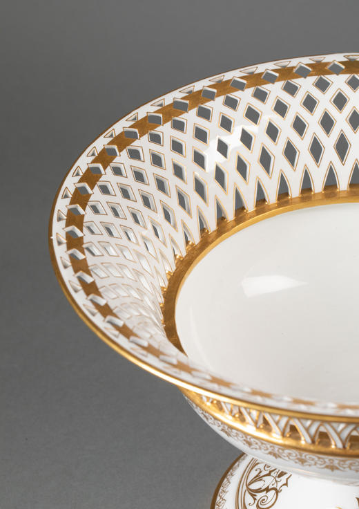 独角鹿西洋古董1856-1868年代法国御窑塞弗尔出品卷叶藤蔓纹手绘描金装饰镂雕白釉瓷质花果樽 商品图1