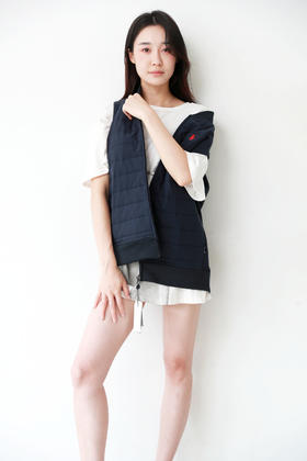 叠穿绝绝子，上身是真的好看。胸口小标衍缝拉链棉服马甲C100988