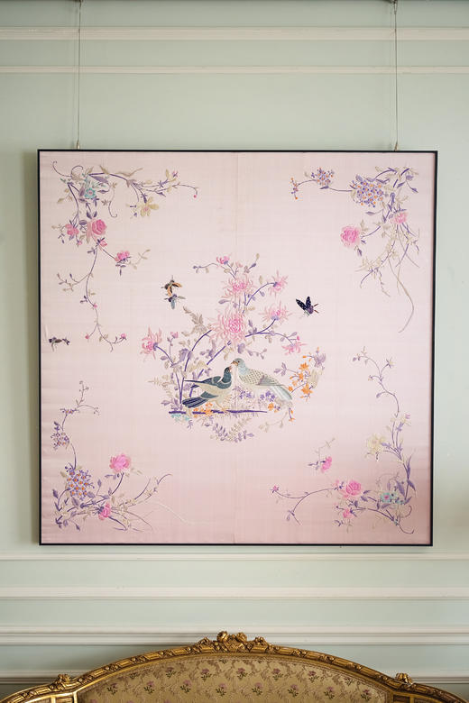 【已售】独角鹿西洋古董19世纪末中国清代出品「雀舞蝶飞」传统东方花鸟主题粉地粤绣挂屏 商品图1