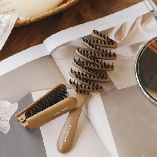 【下单赠折叠梳】Kawatani猪鬃蓬蓬按摩梳 | 日本进口 贴合按摩头皮 不易缠发 给头皮来一次spa 商品图0