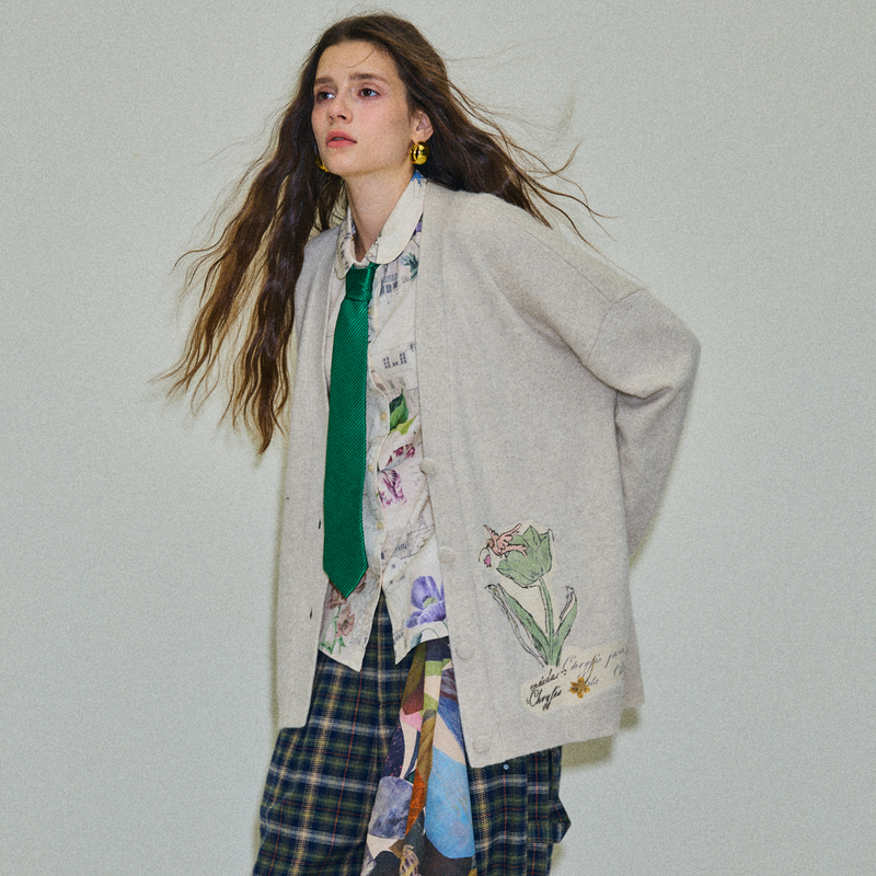 谜底针织开衫长袖2025冬季新品V领中长款亲肤保暖毛衣女254MZ1927