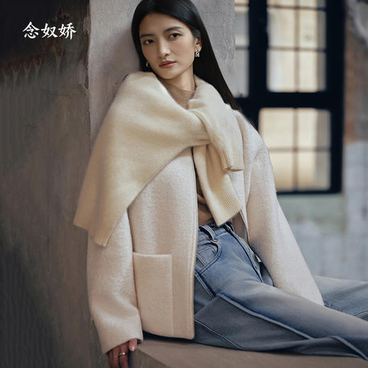 【商场同款】CNC5027  “ 元气短大衣 ” 纯羊毛圈圈呢面料 触感柔软高级 圆领米白短大衣 商品图5