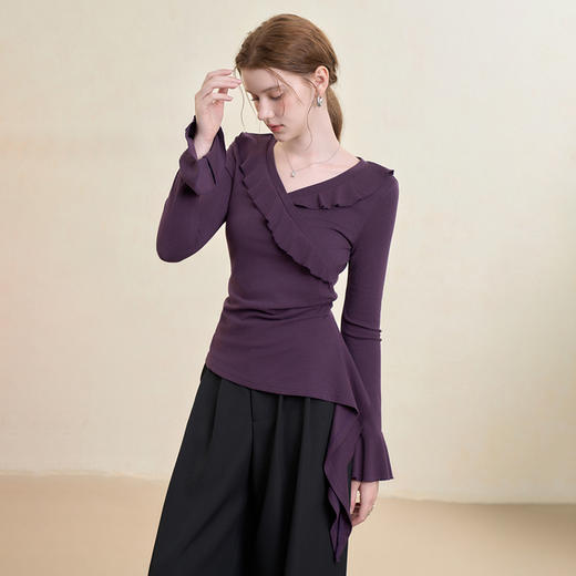 西遇纯欲风荷叶边V领长袖针织T恤女秋季新款修身显瘦打底衫V3355196 商品图4