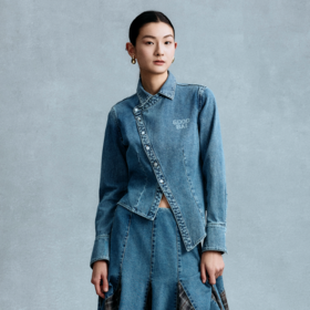 GOODBAI 粗体logo印花翻领斜襟不规则下摆收腰长袖牛仔衬衫