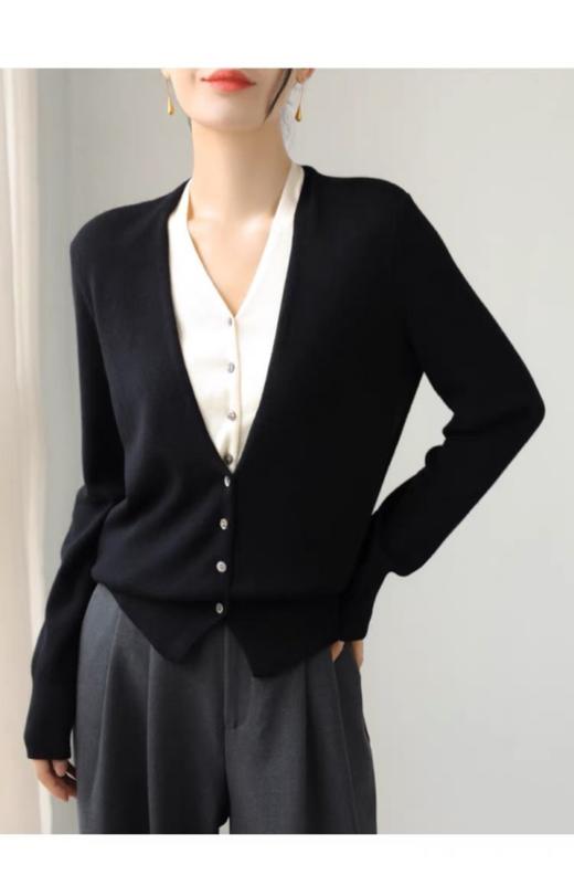 ☀️入秋穿搭救星 🌼 一件搞定所有尴尬天！！🌈轻熟巧思风：【假两件高级感V领毛衣开衫N1080】 ✔️ 外层V领开衫的利落线条 🔆自然露出内层白色小衫的领口与纽扣 商品图3