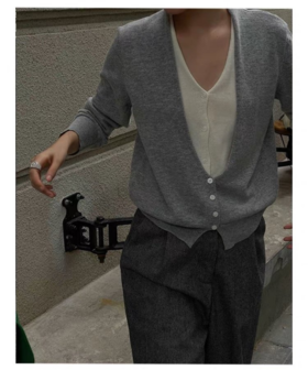 ☀️入秋穿搭救星 🌼 一件搞定所有尴尬天！！🌈轻熟巧思风：【假两件高级感V领毛衣开衫N1080】 ✔️ 外层V领开衫的利落线条 🔆自然露出内层白色小衫的领口与纽扣