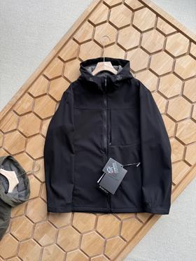 秋冬新品，户外情侣款加绒连帽加绒软壳冲锋衣！整体轻盈且扎实，耐磨耐刮，不易褶皱变形，相当的挺括有型！