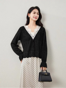 🔥这件「小香风欧根纱拼接花边羊毛混纺针织衫」火了👍小香风欧根纱花边拼接的设计，轻松穿出高级感❗️ ✨秋冬叠穿王者来了❗️ 「V领针织衫」完美解决搭配烦恼！