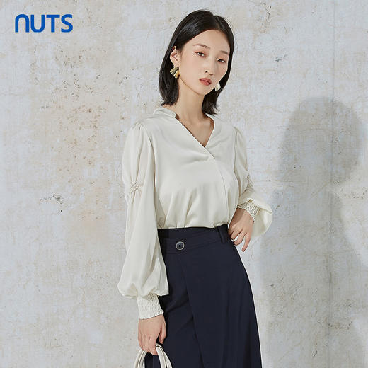 NUTS商场同款春秋季白色高级感设计感V领长袖衬衫女231013021B 商品图2