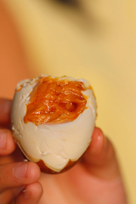 【薄盐烤鸭蛋】😘秘制传承 ，沙糯鲜香！甄选微山湖区周边水系、自然散养的麻鸭蛋。薄盐烤鸭蛋，又因蛋黄有类似于蟹黄味，故又称之为蟹黄烤鸭蛋！生产日期9月底，保质期8个月。快递：邮政快递 商品图14