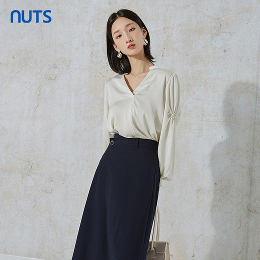 NUTS商场同款春秋季白色高级感设计感V领长袖衬衫女231013021B 商品图1