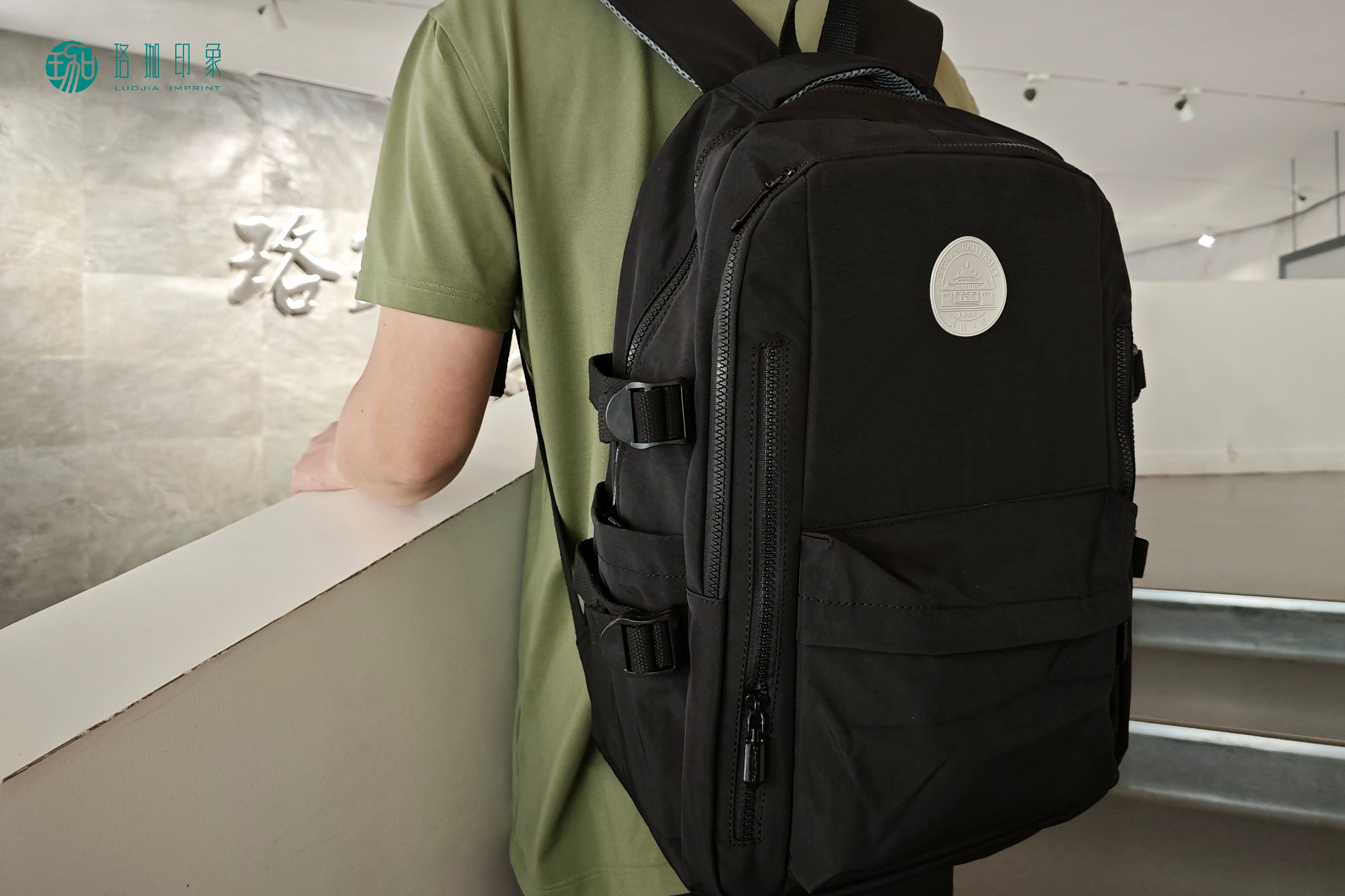 武大休闲双肩背包