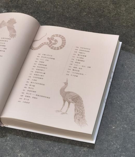 《香港方物志》（珍藏版），精装，16开，叶灵凤著，余婉霖绘，商务印书馆2021年一版二印，295页，定价138，售价48元。 商品图3