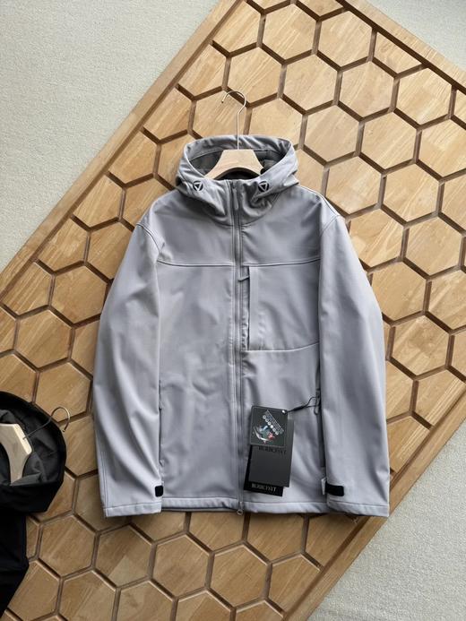 秋冬新品，户外情侣款加绒连帽加绒软壳冲锋衣！整体轻盈且扎实，耐磨耐刮，不易褶皱变形，相当的挺括有型！ 商品图2