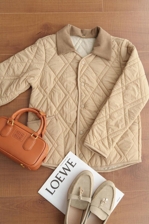 均价6️⃣2️⃣.5抢‼️英王室秋冬标配❗️100%羊毛❗️可拆翻领羊毛外套，外层：进口肌理尼丝纺，层层锁绒，防泼水防刮，A层：100%绵羊夹层，加倍保暖，B层：充气绒➕腈纶发热纤维，恒温续航！！ 商品图3