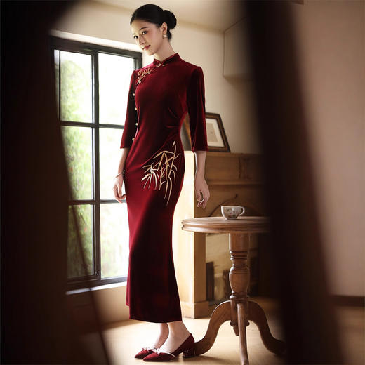 SKY 22812时尚改良新中式长款丝绒绣花鱼尾旗袍 商品图1