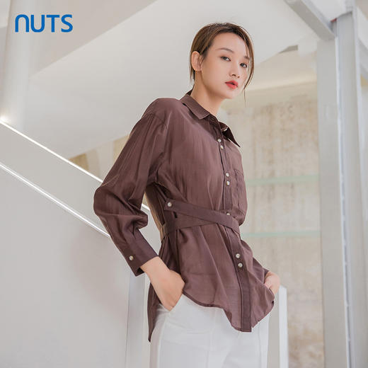 NUTS春秋季纯色设计感收腰时尚通勤翻领长袖衬衫女131013042A 商品图5