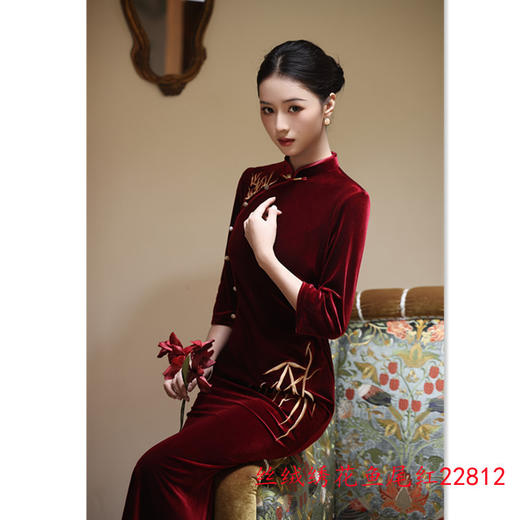 SKY 22812时尚改良新中式长款丝绒绣花鱼尾旗袍 商品图3