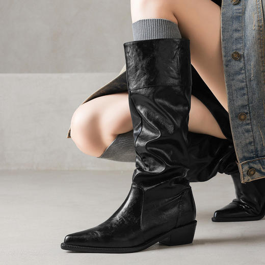 【预售7天】软糯好穿！全牛皮米白尖头粗跟大筒围皱皱高筒靴MNLS&D2563 商品图3